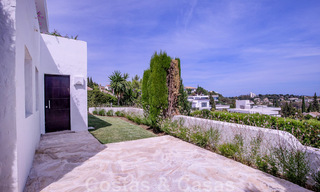 Recent gerenoveerde villa in Mediterrane stijl te koop, met zeezicht, in een hogerop gelegen en gated community in Marbella - Benahavis 45534 