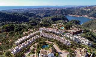 Nieuwe luxe appartementen te koop, met een onverstoord uitzicht op het meer, de bergen en op de kust richting Gibraltar, gelegen in het rustige Istán, Costa del Sol 42607 