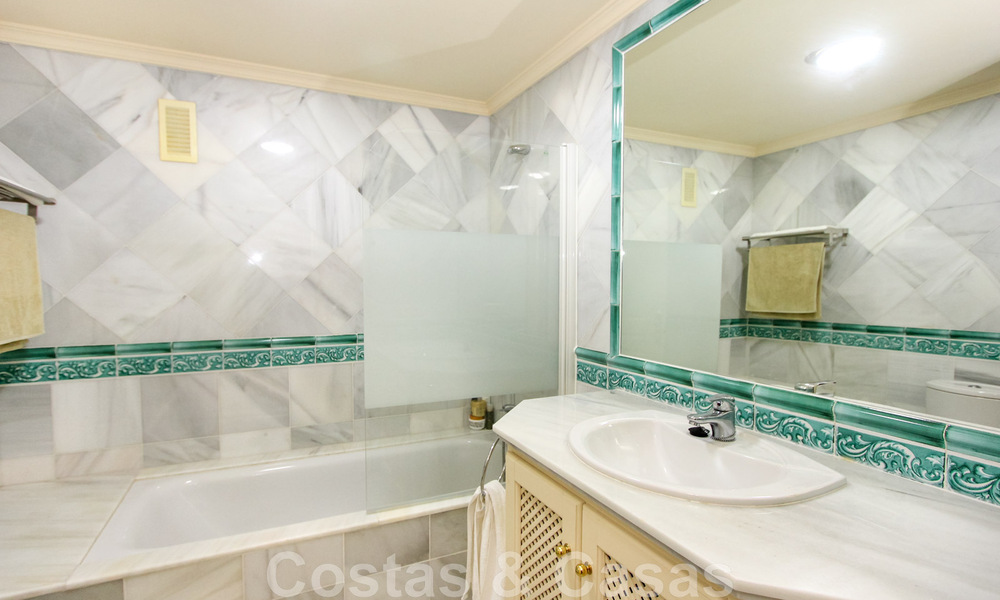 Groot appartement te koop met een mooi zeezicht in Benahavis - Marbella 42346