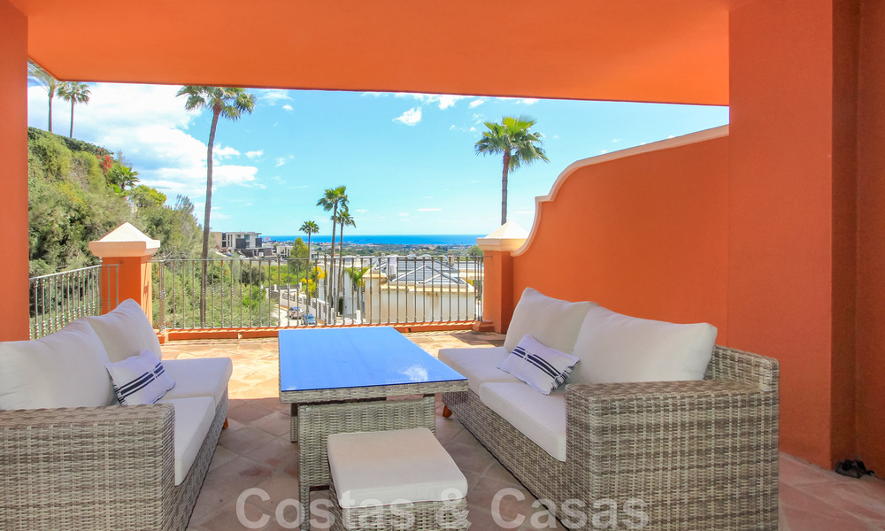 Groot appartement te koop met een mooi zeezicht in Benahavis - Marbella 42348