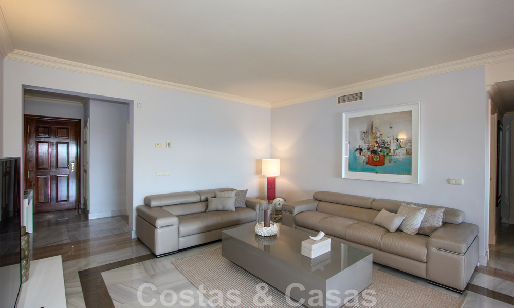 Groot appartement te koop met een mooi zeezicht in Benahavis - Marbella 42356