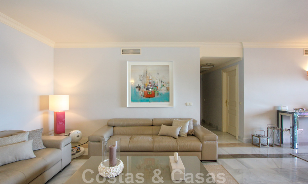 Groot appartement te koop met een mooi zeezicht in Benahavis - Marbella 42357
