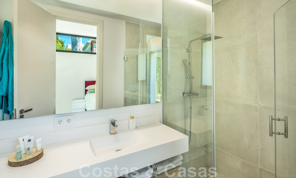 Moderne villa te koop in een villacomplex tussen Marbella en Estepona 42422