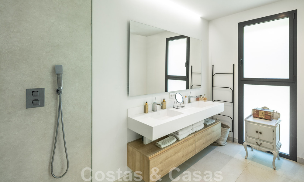 Moderne villa te koop in een villacomplex tussen Marbella en Estepona 42424