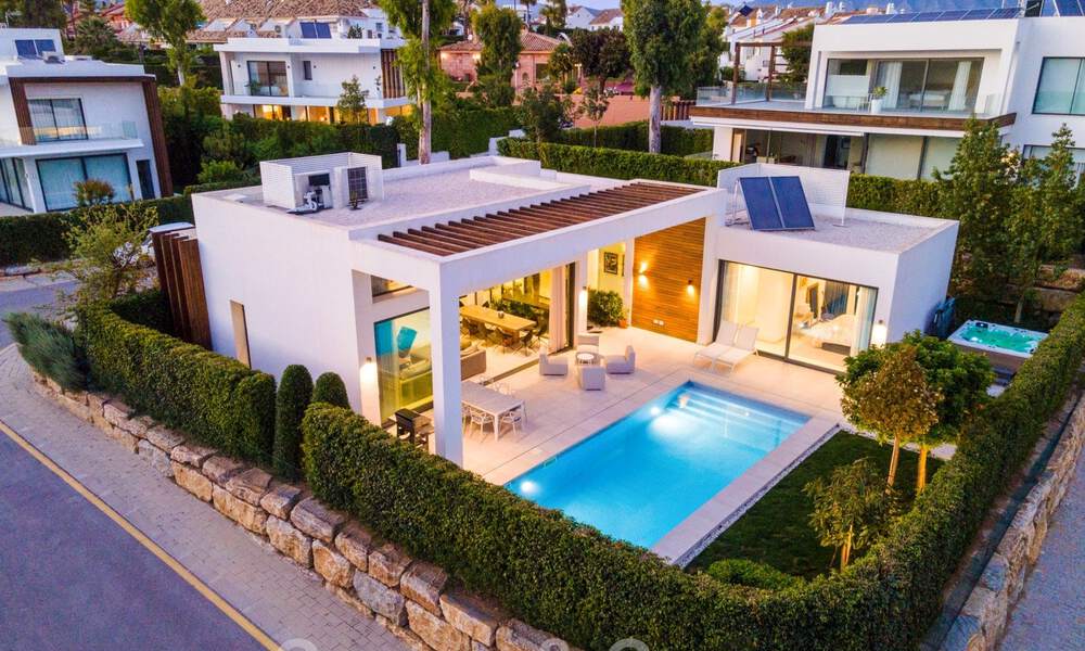 Moderne villa te koop in een villacomplex tussen Marbella en Estepona 42434