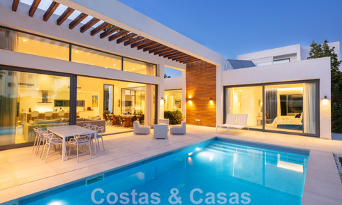 Moderne villa te koop in een villacomplex tussen Marbella en Estepona 42438