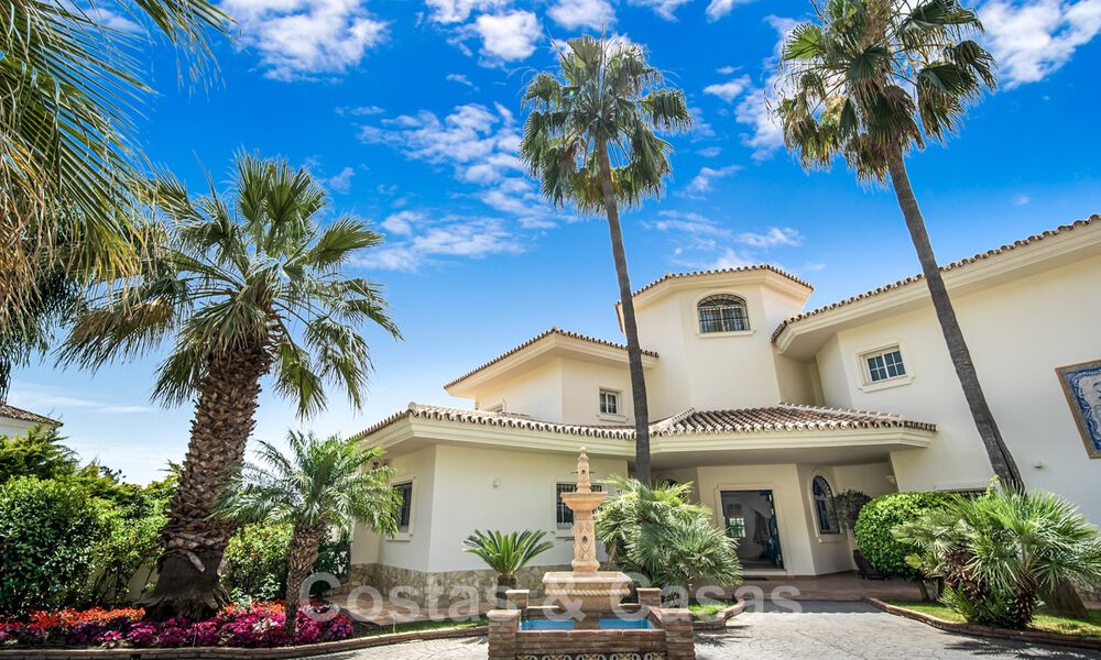 Andalusische villa te koop, met zeezicht in een afgeschermde urbanisatie tussen Nueva Andalucia’s golfvallei en La Quinta golf, in Benahavis - Marbella 42727