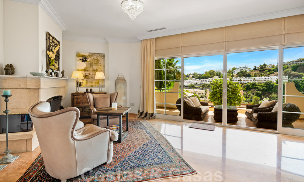 Andalusische villa te koop, met zeezicht in een afgeschermde urbanisatie tussen Nueva Andalucia’s golfvallei en La Quinta golf, in Benahavis - Marbella 42729