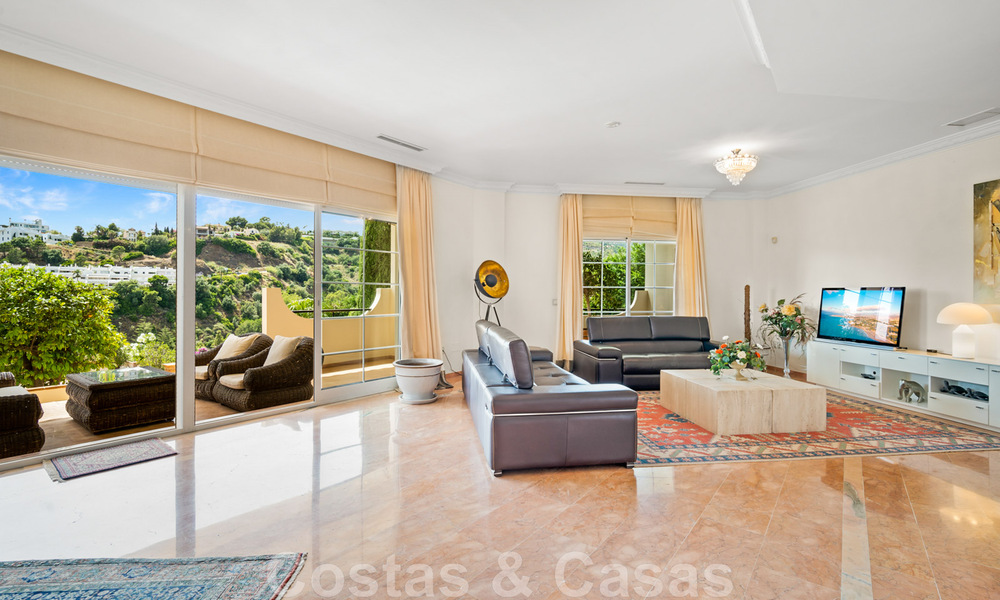 Andalusische villa te koop, met zeezicht in een afgeschermde urbanisatie tussen Nueva Andalucia’s golfvallei en La Quinta golf, in Benahavis - Marbella 42732