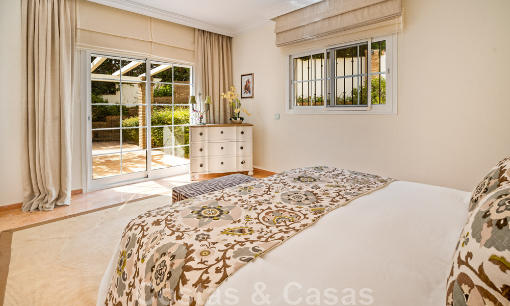 Andalusische villa te koop, met zeezicht in een afgeschermde urbanisatie tussen Nueva Andalucia’s golfvallei en La Quinta golf, in Benahavis - Marbella 42743
