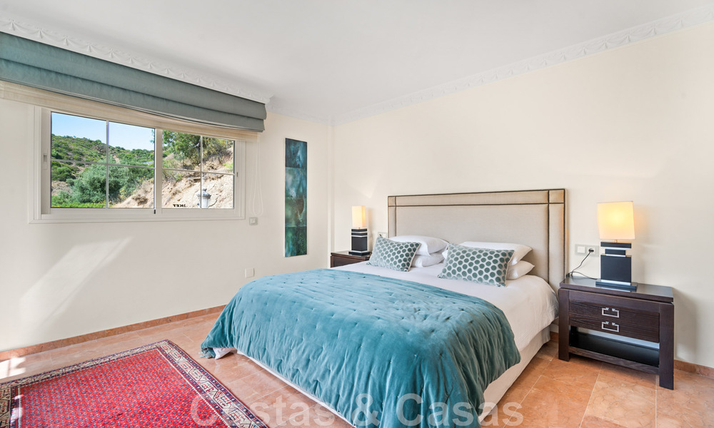 Andalusische villa te koop, met zeezicht in een afgeschermde urbanisatie tussen Nueva Andalucia’s golfvallei en La Quinta golf, in Benahavis - Marbella 42755