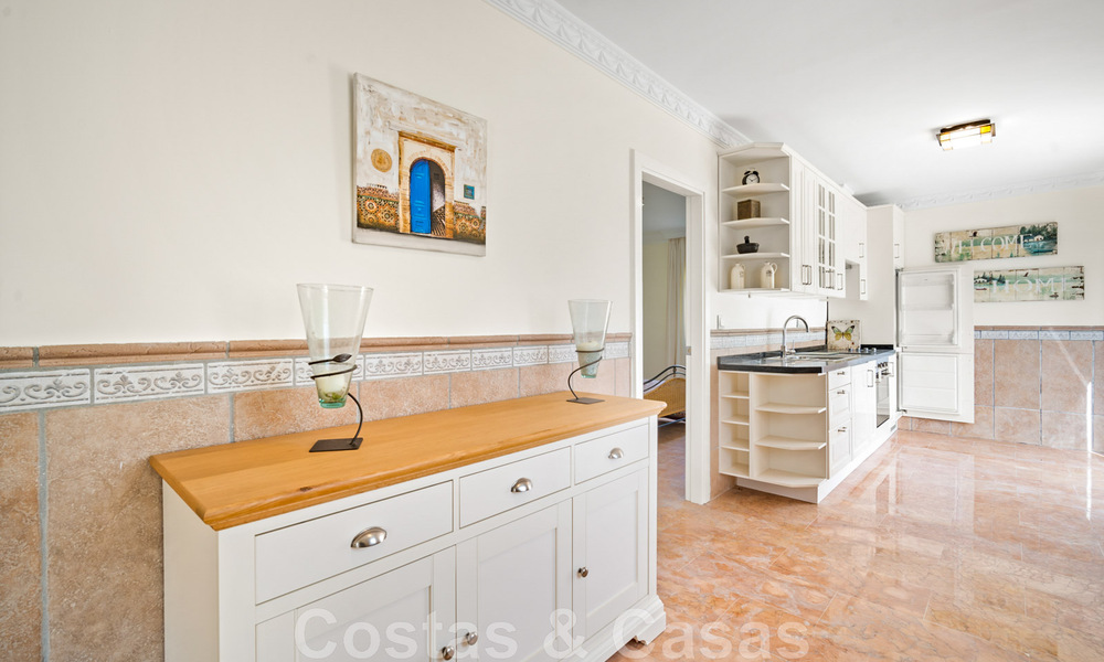 Andalusische villa te koop, met zeezicht in een afgeschermde urbanisatie tussen Nueva Andalucia’s golfvallei en La Quinta golf, in Benahavis - Marbella 42761