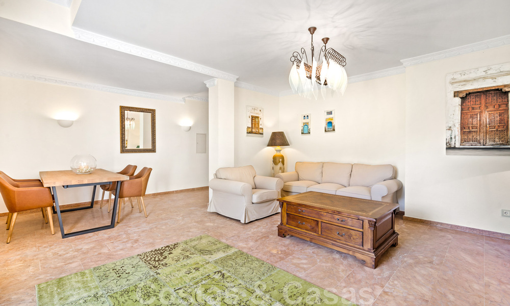 Andalusische villa te koop, met zeezicht in een afgeschermde urbanisatie tussen Nueva Andalucia’s golfvallei en La Quinta golf, in Benahavis - Marbella 42762