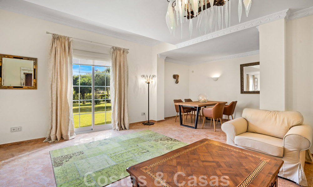 Andalusische villa te koop, met zeezicht in een afgeschermde urbanisatie tussen Nueva Andalucia’s golfvallei en La Quinta golf, in Benahavis - Marbella 42763