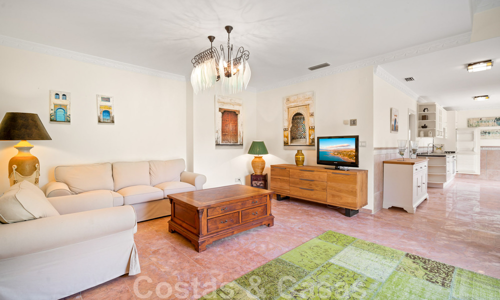 Andalusische villa te koop, met zeezicht in een afgeschermde urbanisatie tussen Nueva Andalucia’s golfvallei en La Quinta golf, in Benahavis - Marbella 42764