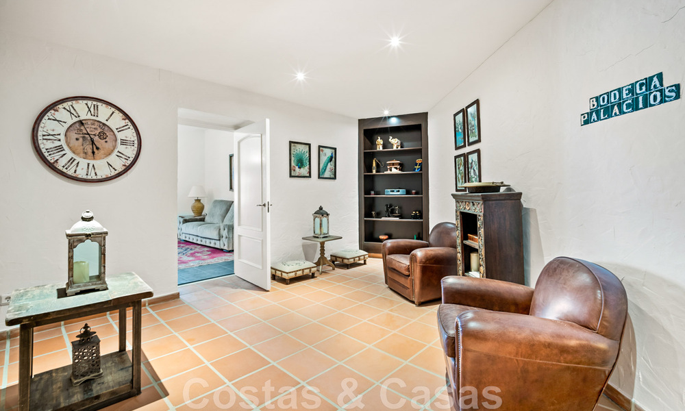 Andalusische villa te koop, met zeezicht in een afgeschermde urbanisatie tussen Nueva Andalucia’s golfvallei en La Quinta golf, in Benahavis - Marbella 42767