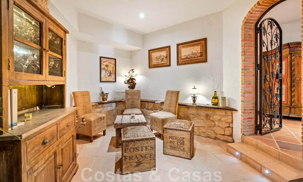 Andalusische villa te koop, met zeezicht in een afgeschermde urbanisatie tussen Nueva Andalucia’s golfvallei en La Quinta golf, in Benahavis - Marbella 42769