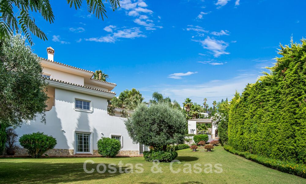 Andalusische villa te koop, met zeezicht in een afgeschermde urbanisatie tussen Nueva Andalucia’s golfvallei en La Quinta golf, in Benahavis - Marbella 42770