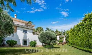 Andalusische villa te koop, met zeezicht in een afgeschermde urbanisatie tussen Nueva Andalucia’s golfvallei en La Quinta golf, in Benahavis - Marbella 42770 