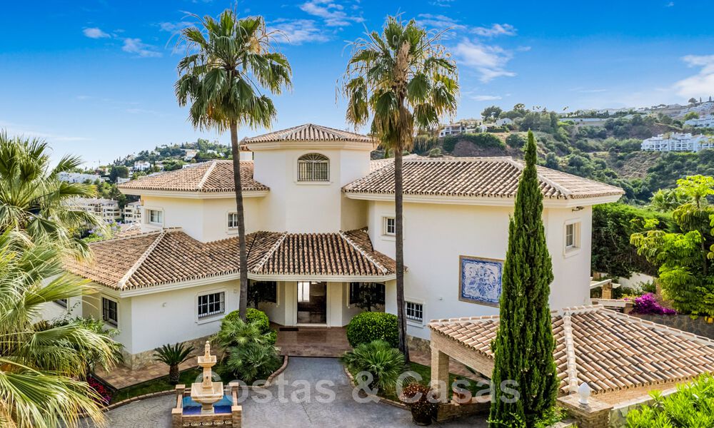 Andalusische villa te koop, met zeezicht in een afgeschermde urbanisatie tussen Nueva Andalucia’s golfvallei en La Quinta golf, in Benahavis - Marbella 42772