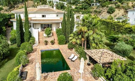 Andalusische villa te koop, met zeezicht in een afgeschermde urbanisatie tussen Nueva Andalucia’s golfvallei en La Quinta golf, in Benahavis - Marbella 42773