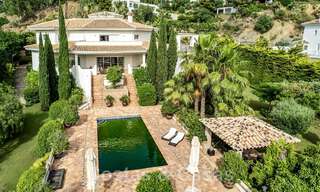 Andalusische villa te koop, met zeezicht in een afgeschermde urbanisatie tussen Nueva Andalucia’s golfvallei en La Quinta golf, in Benahavis - Marbella 42773 