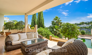 Andalusische villa te koop, met zeezicht in een afgeschermde urbanisatie tussen Nueva Andalucia’s golfvallei en La Quinta golf, in Benahavis - Marbella 42775 