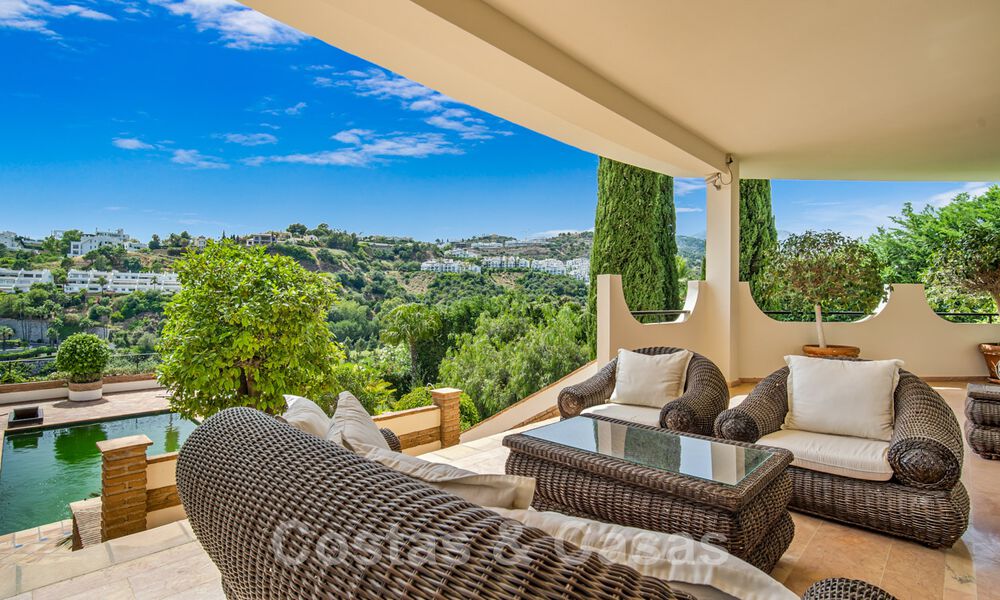 Andalusische villa te koop, met zeezicht in een afgeschermde urbanisatie tussen Nueva Andalucia’s golfvallei en La Quinta golf, in Benahavis - Marbella 42776