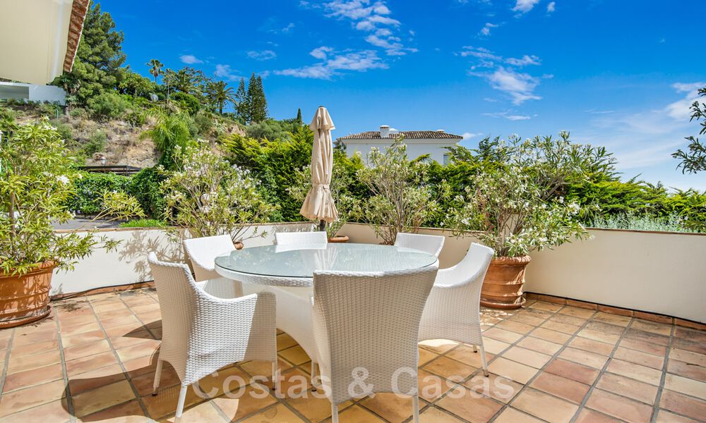 Andalusische villa te koop, met zeezicht in een afgeschermde urbanisatie tussen Nueva Andalucia’s golfvallei en La Quinta golf, in Benahavis - Marbella 42777