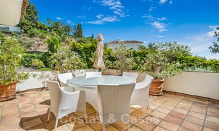 Andalusische villa te koop, met zeezicht in een afgeschermde urbanisatie tussen Nueva Andalucia’s golfvallei en La Quinta golf, in Benahavis - Marbella 42777 