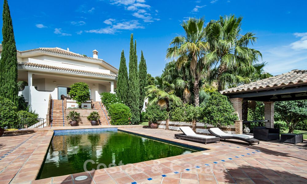 Andalusische villa te koop, met zeezicht in een afgeschermde urbanisatie tussen Nueva Andalucia’s golfvallei en La Quinta golf, in Benahavis - Marbella 42779