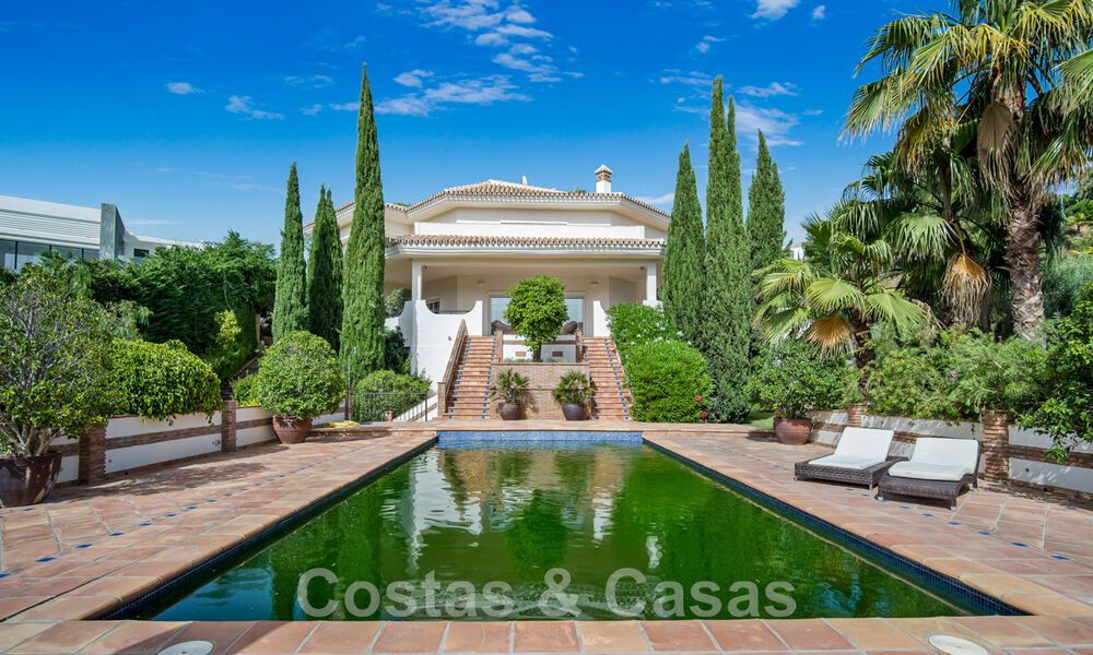 Andalusische villa te koop, met zeezicht in een afgeschermde urbanisatie tussen Nueva Andalucia’s golfvallei en La Quinta golf, in Benahavis - Marbella 42780