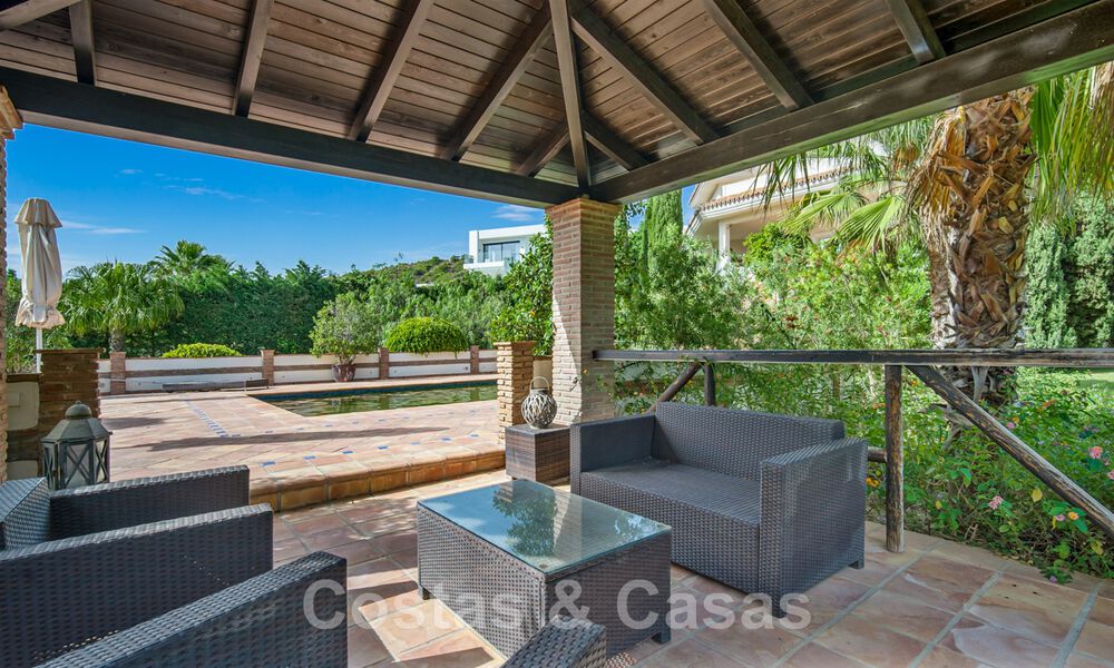 Andalusische villa te koop, met zeezicht in een afgeschermde urbanisatie tussen Nueva Andalucia’s golfvallei en La Quinta golf, in Benahavis - Marbella 42781