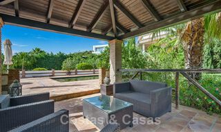 Andalusische villa te koop, met zeezicht in een afgeschermde urbanisatie tussen Nueva Andalucia’s golfvallei en La Quinta golf, in Benahavis - Marbella 42781 