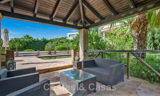 Andalusische villa te koop, met zeezicht in een afgeschermde urbanisatie tussen Nueva Andalucia’s golfvallei en La Quinta golf, in Benahavis - Marbella 42781 
