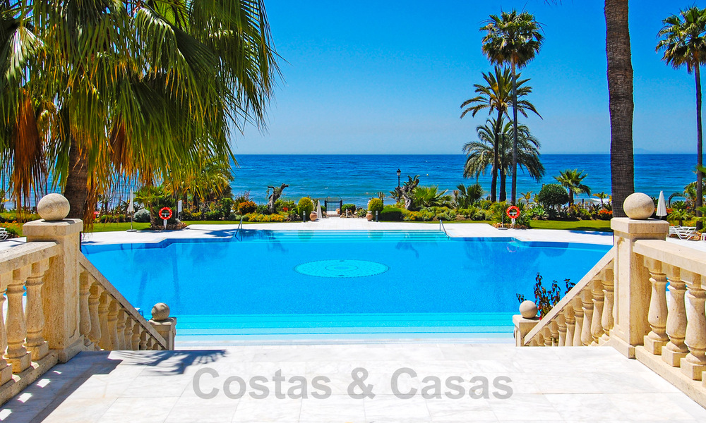 Opportuniteit! Eerstelijns strand luxe penthouse te koop in Las Dunas Park, Marbella - Estepona. Eigentijds gerenoveerd. Instapklaar. 42505