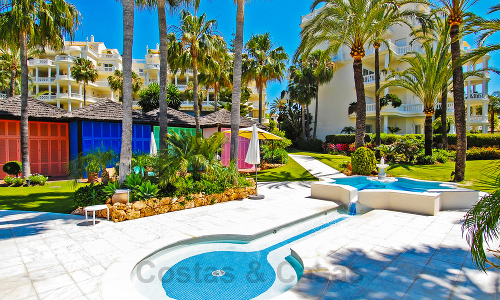 Opportuniteit! Eerstelijns strand luxe penthouse te koop in Las Dunas Park, Marbella - Estepona. Eigentijds gerenoveerd. Instapklaar. 42510