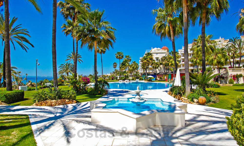 Opportuniteit! Eerstelijns strand luxe penthouse te koop in Las Dunas Park, Marbella - Estepona. Eigentijds gerenoveerd. Instapklaar. 42511