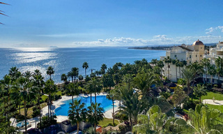 Opportuniteit! Eerstelijns strand luxe penthouse te koop in Las Dunas Park, Marbella - Estepona. Eigentijds gerenoveerd. Instapklaar. 42512 