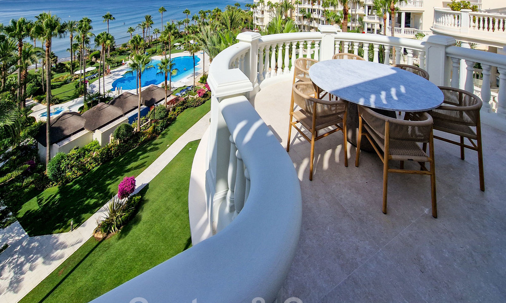 Opportuniteit! Eerstelijns strand luxe penthouse te koop in Las Dunas Park, Marbella - Estepona. Eigentijds gerenoveerd. Instapklaar. 42981