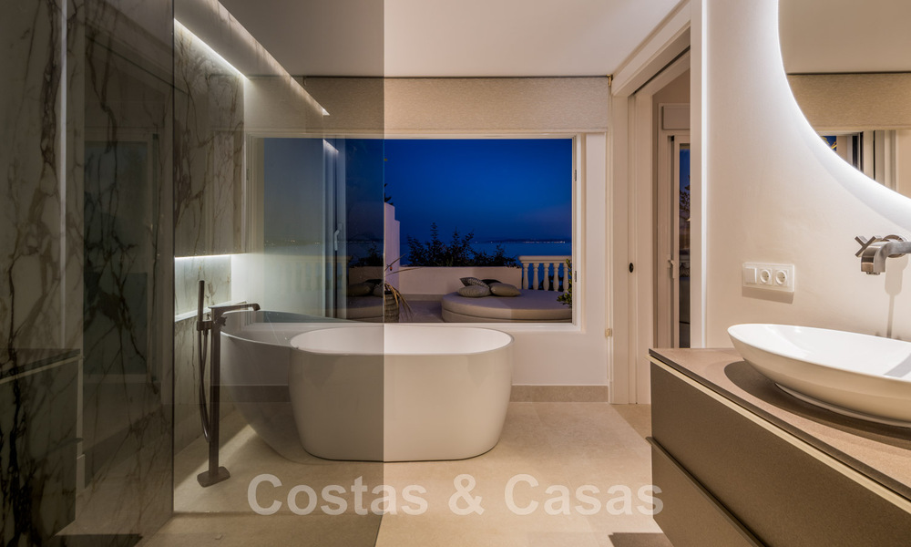 Opportuniteit! Eerstelijns strand luxe penthouse te koop in Las Dunas Park, Marbella - Estepona. Eigentijds gerenoveerd. Instapklaar. 43690