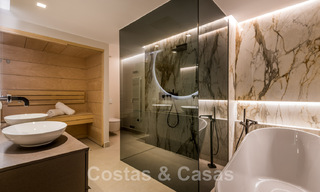 Opportuniteit! Eerstelijns strand luxe penthouse te koop in Las Dunas Park, Marbella - Estepona. Eigentijds gerenoveerd. Instapklaar. 43697 