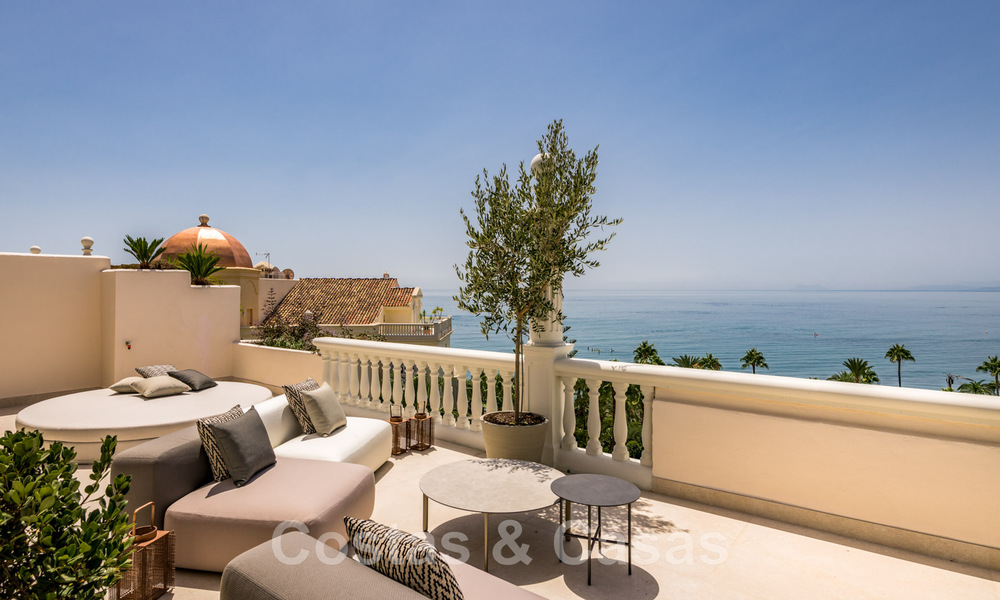Opportuniteit! Eerstelijns strand luxe penthouse te koop in Las Dunas Park, Marbella - Estepona. Eigentijds gerenoveerd. Instapklaar. 43708
