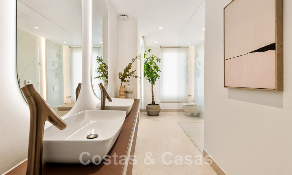 Opportuniteit! Eerstelijns strand luxe penthouse te koop in Las Dunas Park, Marbella - Estepona. Eigentijds gerenoveerd. Instapklaar. 43725