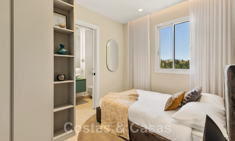 Opportuniteit! Eerstelijns strand luxe penthouse te koop in Las Dunas Park, Marbella - Estepona. Eigentijds gerenoveerd. Instapklaar. 43726