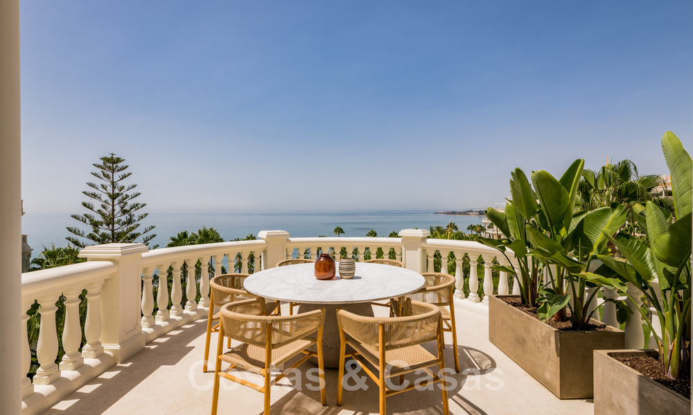 Opportuniteit! Eerstelijns strand luxe penthouse te koop in Las Dunas Park, Marbella - Estepona. Eigentijds gerenoveerd. Instapklaar. 43727