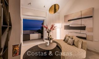 Opportuniteit! Eerstelijns strand luxe penthouse te koop in Las Dunas Park, Marbella - Estepona. Eigentijds gerenoveerd. Instapklaar. 43734 