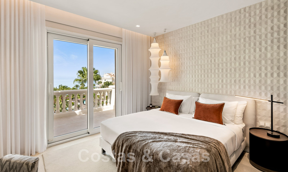 Opportuniteit! Eerstelijns strand luxe penthouse te koop in Las Dunas Park, Marbella - Estepona. Eigentijds gerenoveerd. Instapklaar. 43737
