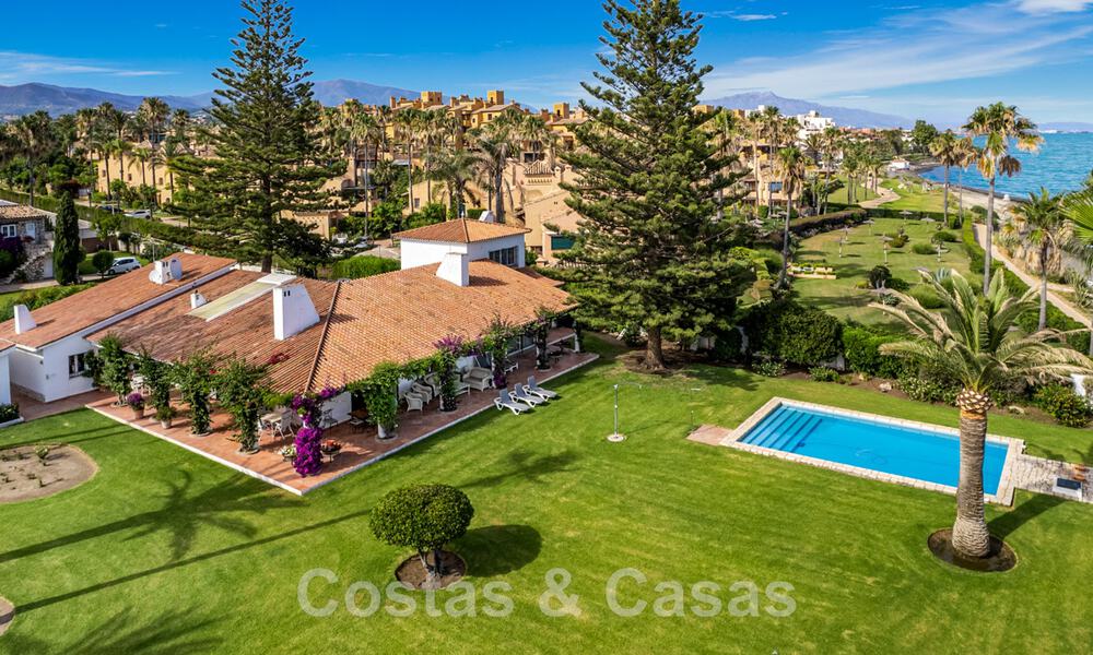 Traditioneel Spaanse villa te koop, eerstelijnsstrand met directe toegang tot het strand op de New Golden Mile tussen Marbella en Estepona 42689