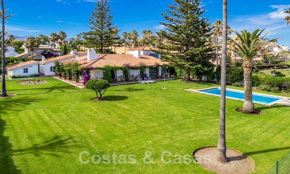 Traditioneel Spaanse villa te koop, eerstelijnsstrand met directe toegang tot het strand op de New Golden Mile tussen Marbella en Estepona 42690